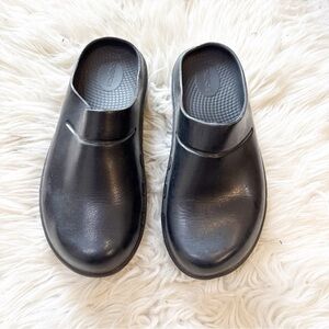 Oofos OOcloog Black Slip On Foam Recovery Comfort Clogs Women’s 9, Men’s 7 EU 40